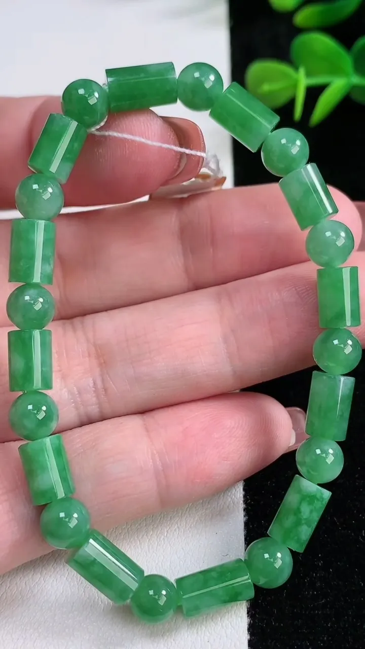 天然A货翡翠路路通手串，尺寸9.4-5.4，重量:14.53g12月17日
工厂直销收藏佳品,种好水足，色泽均匀，有种有色，上手高大气！