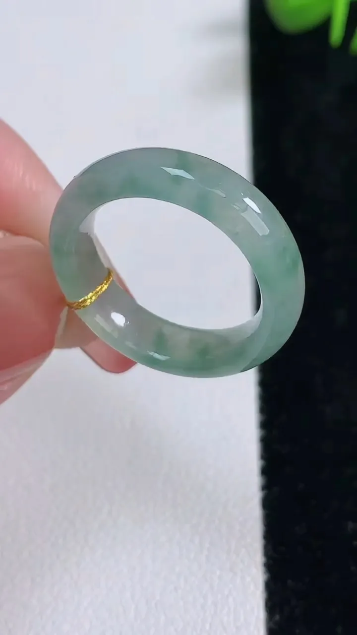 天然A货翡翠冰种飘花指环戒指，尺寸17.5-5.7-3.4，重量:3.64g2025年12月17日
工厂直销收藏佳品,种好水足，色泽均匀，有种有色，上手高大气！