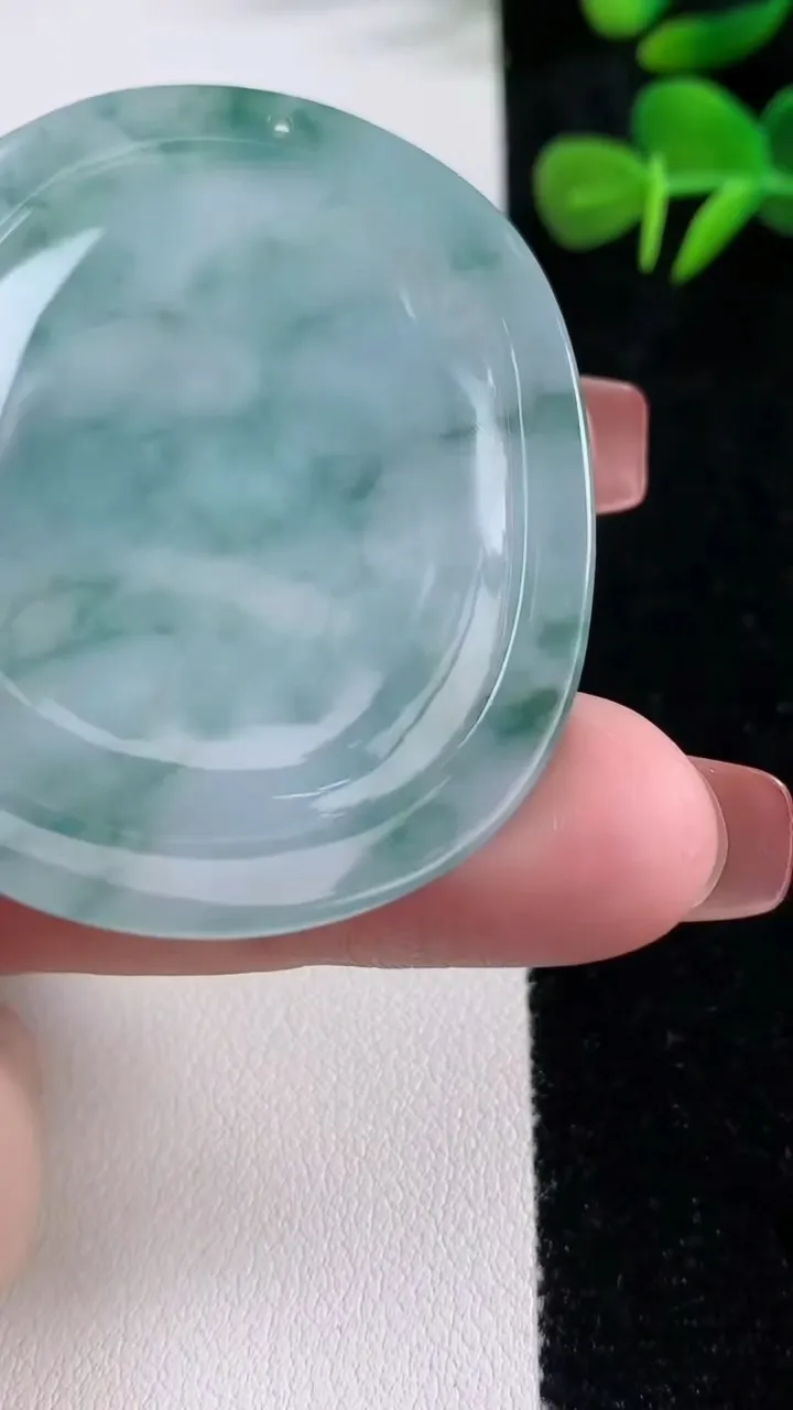 天然A货翡翠冰种飘花生肖羊吊坠，尺寸50.8-44-4.6，重量:20.38g
12月17日