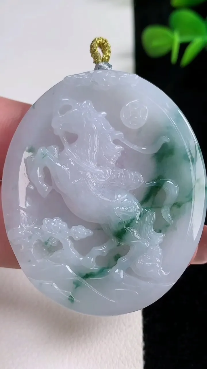 天然A货翡翠飘花战马吊坠，尺寸47.7-40.4-4.4，重量:20.48g
12月17日