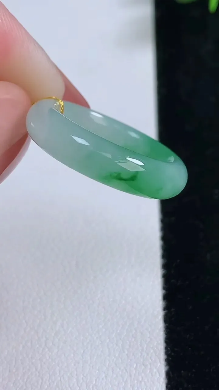 天然A货翡翠指环戒指，尺寸17.3-5.4-3.8，重量:3.89g2025年12月17日
工厂直销收藏佳品,种好水足，色泽均匀，有种有色，上手高大气！