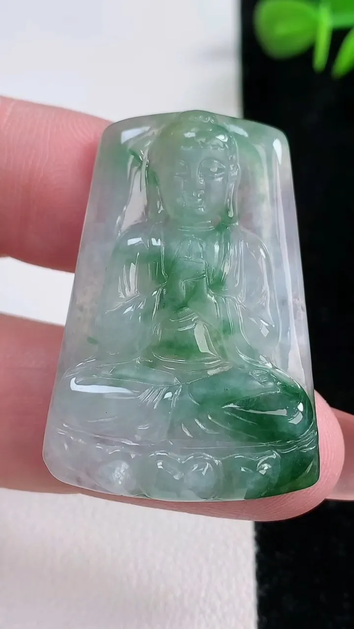 天然A货翡翠阿弥陀佛吊坠，尺寸37.8-26.4-4.6，重量:8.86g
12月17日
