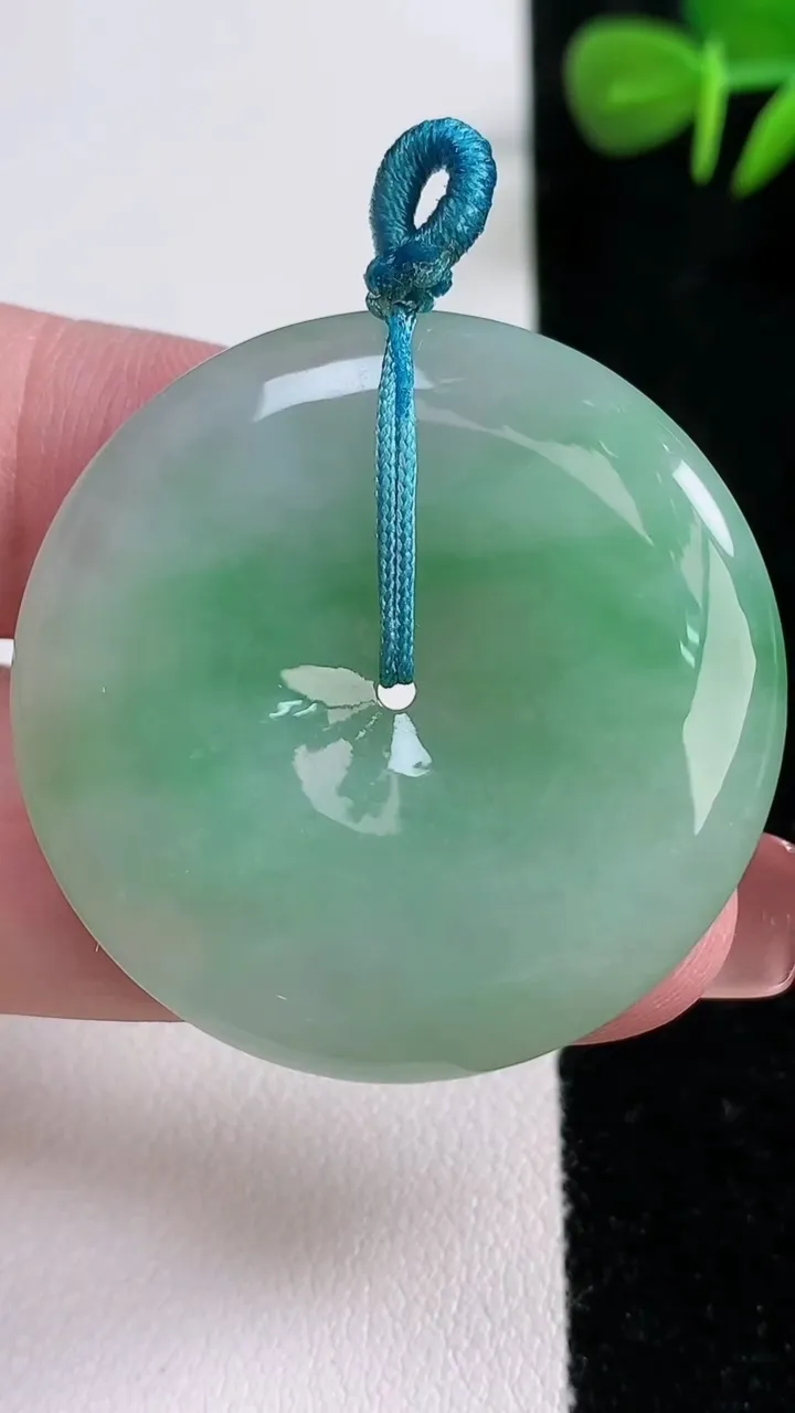 天然A货翡翠平安扣吊坠，尺寸36.6-5.7，重量:16.66g
12月17日