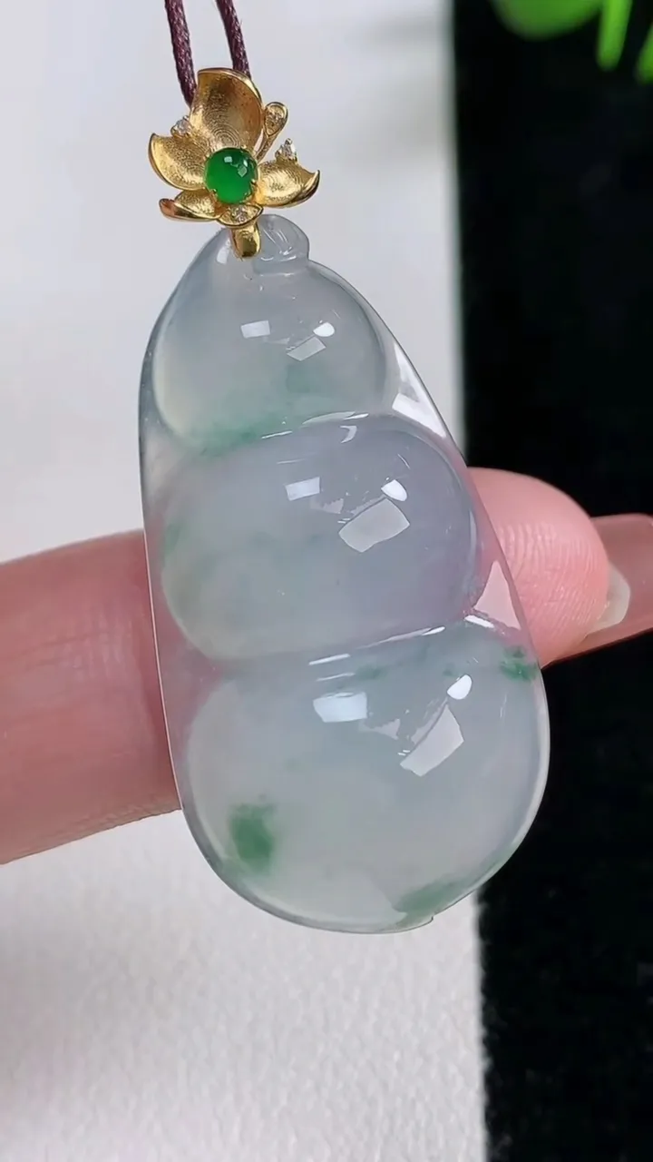天然A货翡翠种飘花福豆吊坠，尺寸33.7-18.3-6.7，重量:6.59g
12月17日