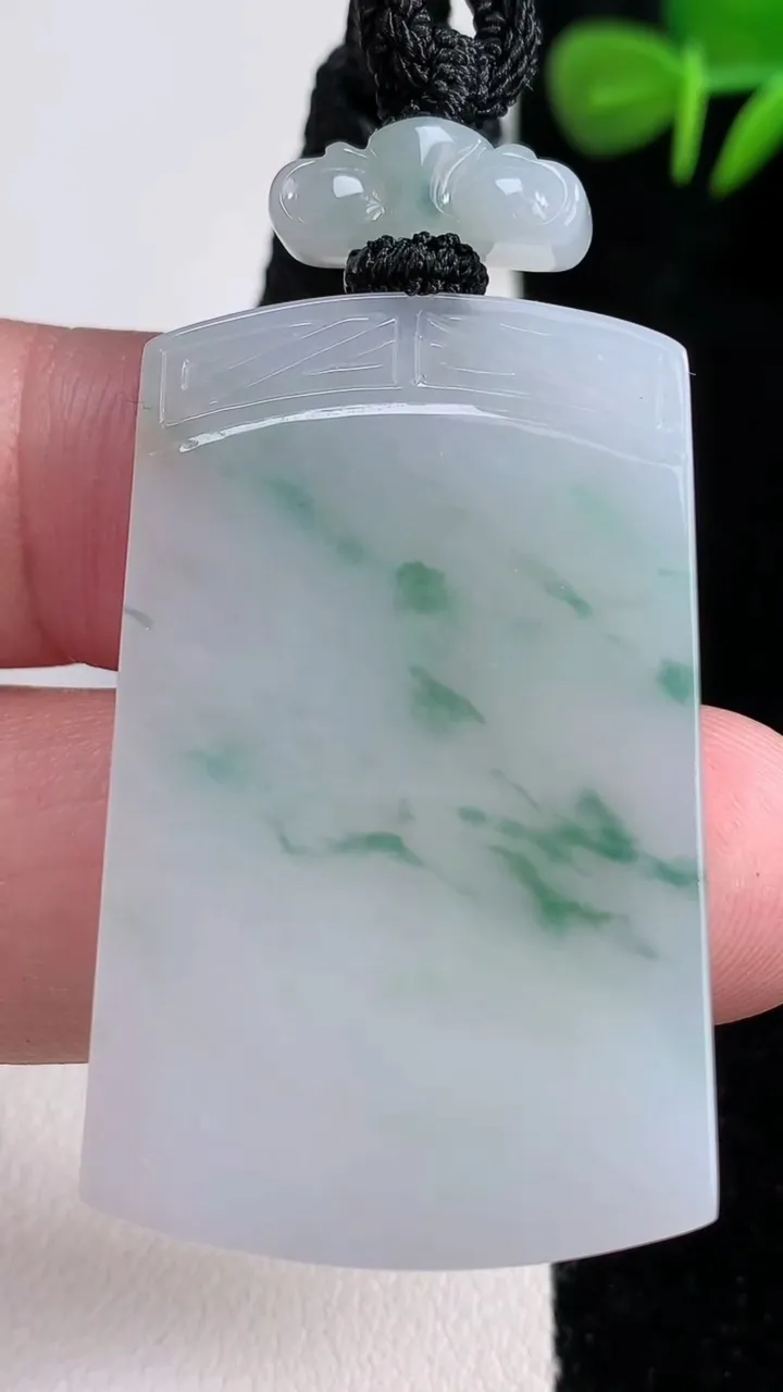 天然A货翡翠冰种飘花仿古无事牌吊坠，尺寸42-27-4.8，重量:20.91g
12月17日