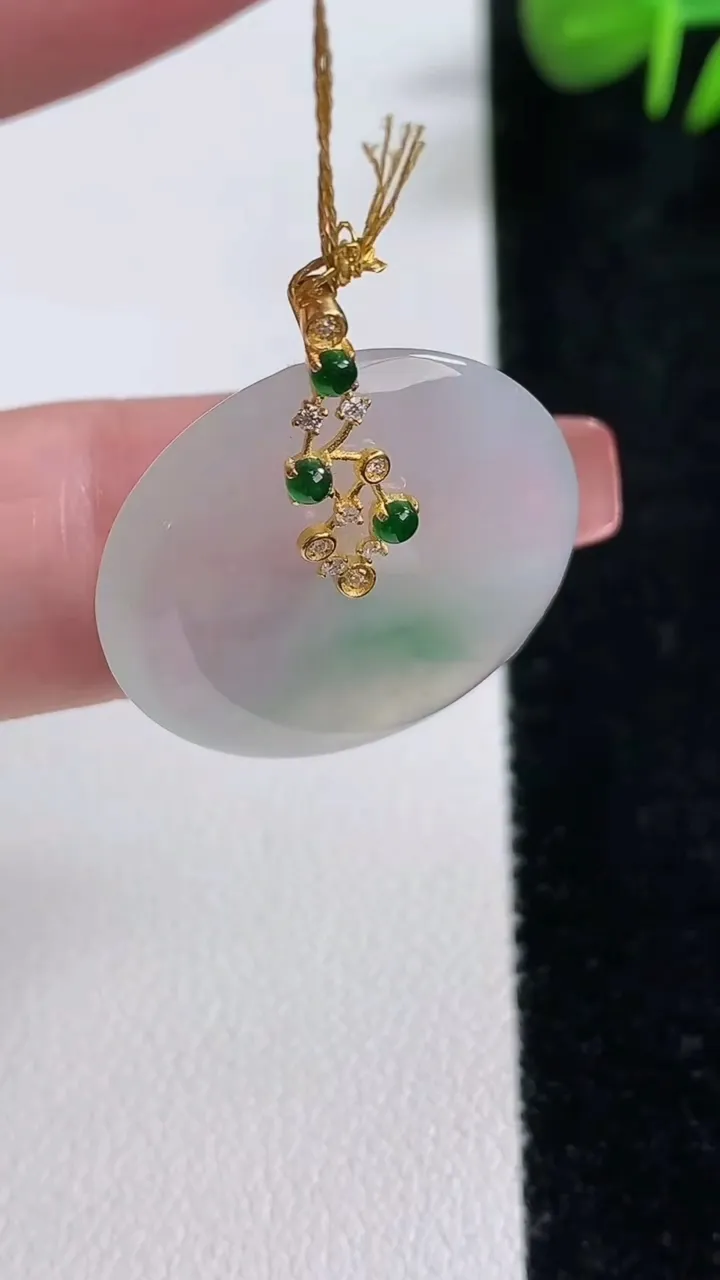 天然A货翡翠平安扣吊坠，尺寸24-4，重量:5.06g
12月17日