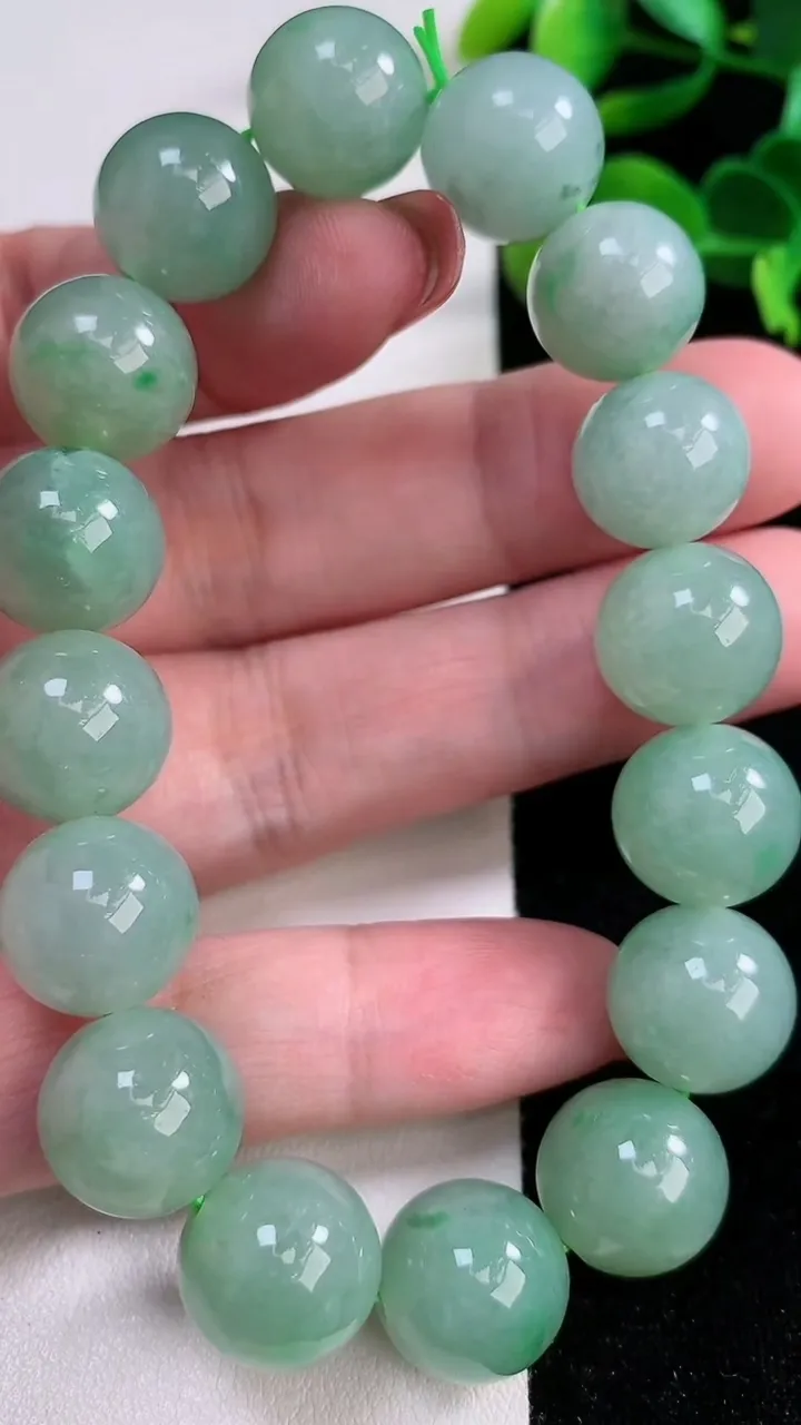 天然A货翡翠圆珠手串，尺寸13.5，重:65.00g12月17日
工厂直销收藏佳品,种好水足，色泽均匀，有种有色，上手高大气！