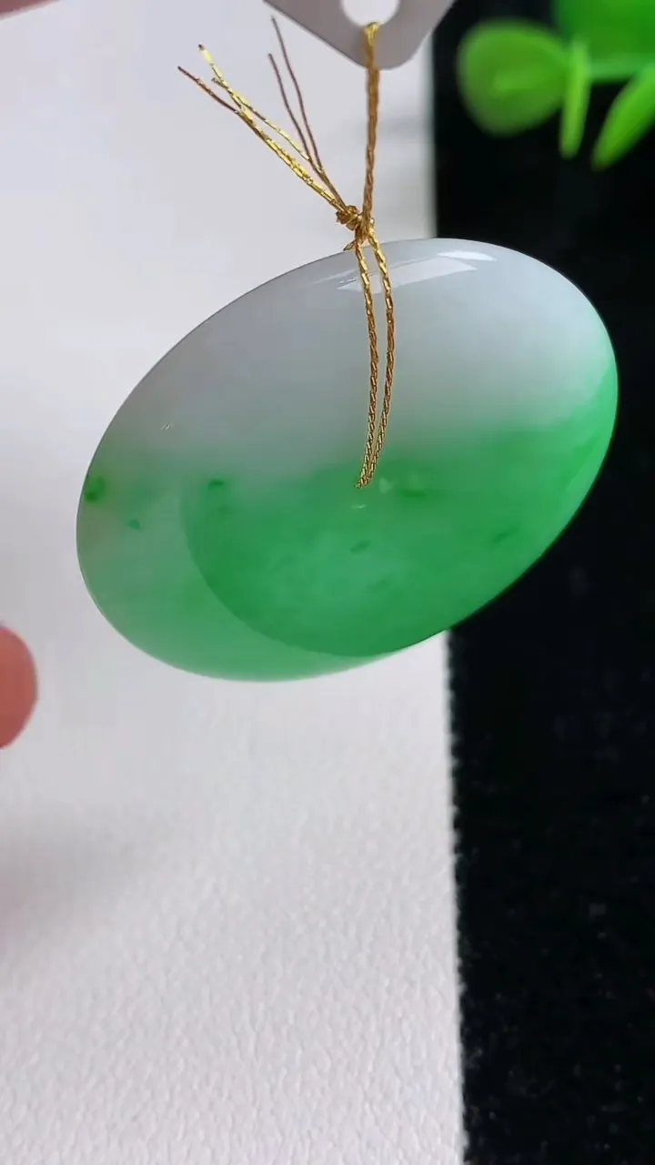 天然A货翡翠平安扣吊坠，尺寸34-5.8，重量:14.68g
12月17日