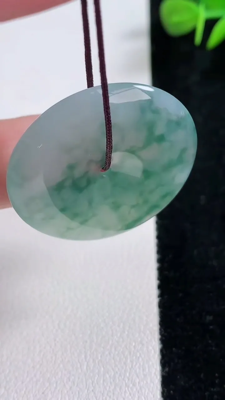 天然A货翡翠冰种飘花平安扣吊坠，尺寸32.5-5.6，重量:12.49g
12月17日
