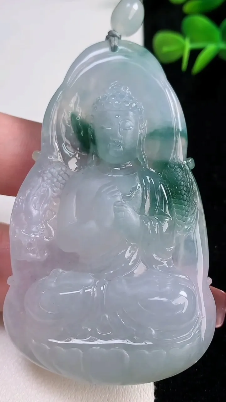 天然A货翡翠冰种飘花大日如来吊坠，尺寸72-43.4-9，重量:50.20g
12月17日