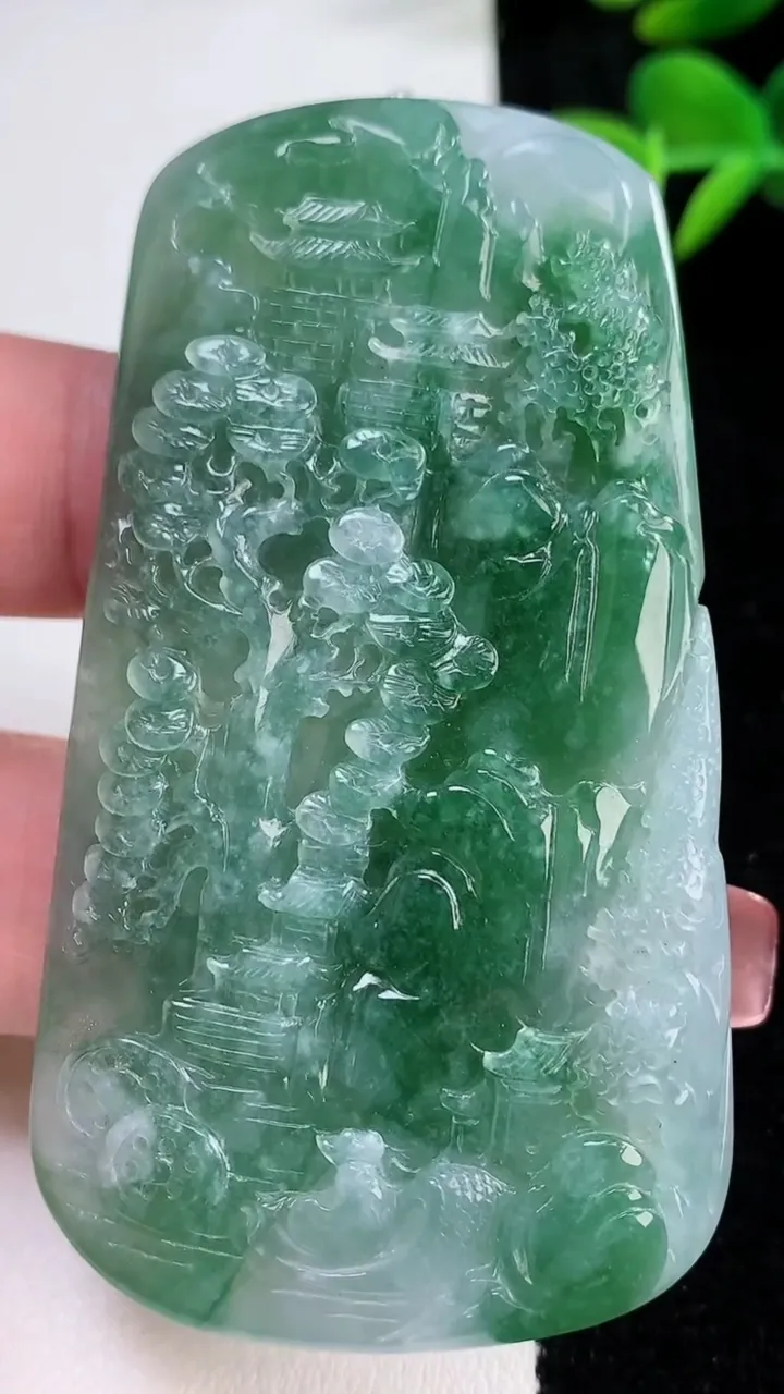 天然A货翡翠山水牌吊坠，尺寸71-39.8-6.2，重量:42.38g
12月17日