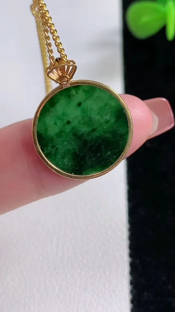 天然A货翡翠无事牌吊坠，尺寸17.5-1.6，重:11.25g
12月17日