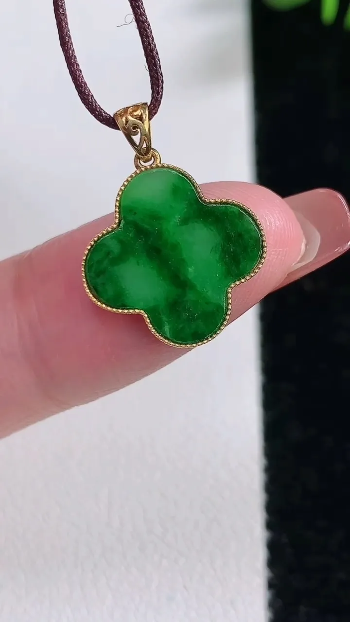 天然A货翡翠四叶草吊坠，尺寸19-15-1.7，重:0.90g
12月17日