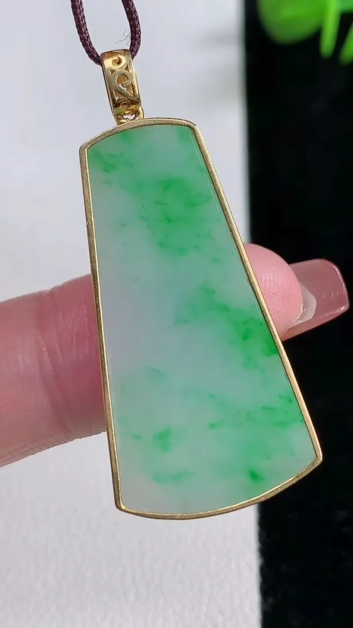 天然A货翡翠无事牌吊坠，尺寸33-18-3.3，重量:4.88g
12月17日