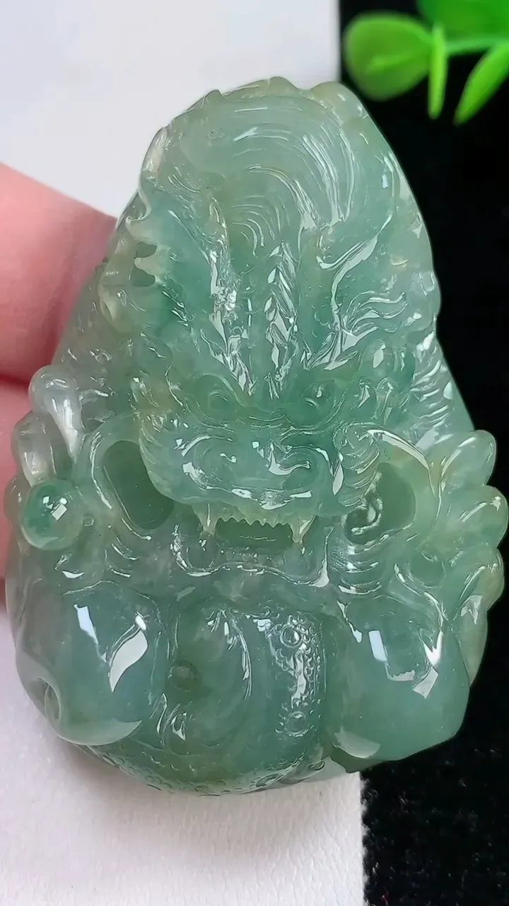 天然A货翡翠龙牌吊坠，尺寸61-42-13，重:61.30g
12月17日