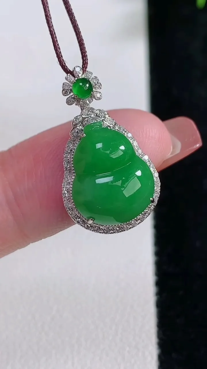 天然A货翡翠葫芦吊坠，尺寸22.6-13.2-7.7，裸石13.3-11.2重量:2.69g
12月17日