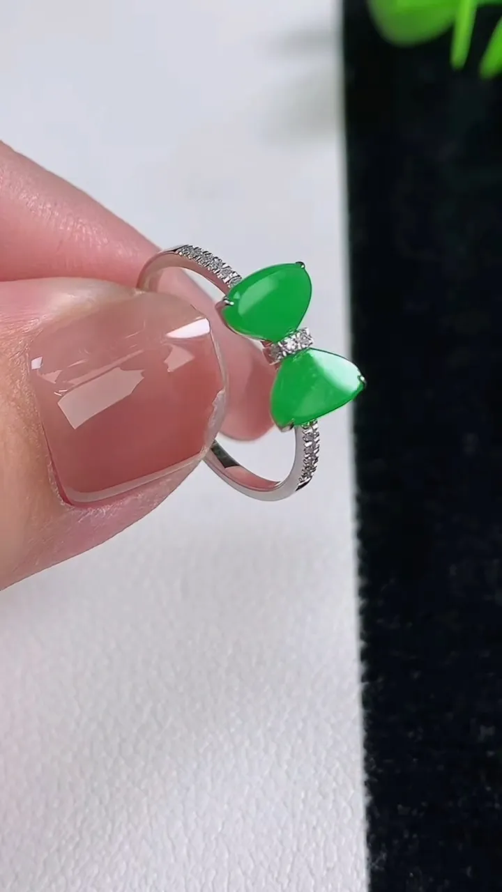 天然A货翡翠蝴蝶戒指，尺寸17-10-6.5-3.3，重量:1.70g2025年12月17日
工厂直销收藏佳品,种好水足，色泽均匀，有种有色，上手高大气！