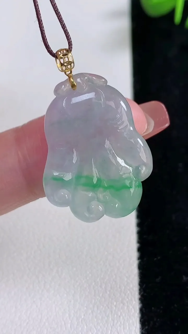 天然A货翡翠佛手瓜吊坠，尺寸26-19.4-4.3，重量:4.22g
12月17日