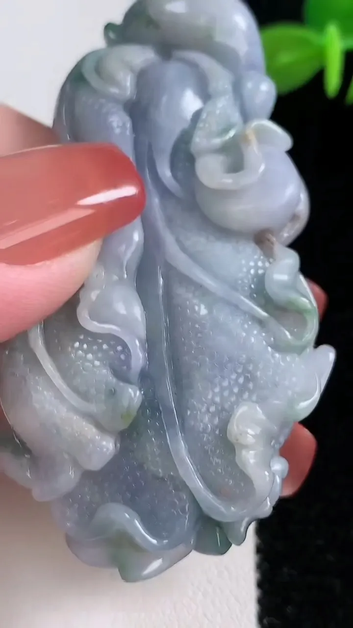 天然A货翡翠紫罗兰白菜吊坠，尺寸69-35-11.5，重:44.01g
12月17日