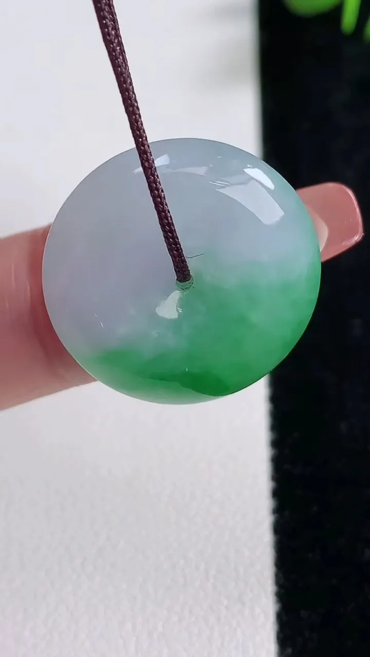 天然A货翡翠平安扣吊坠，尺寸22-5.7，重量:5.73g
12月17日