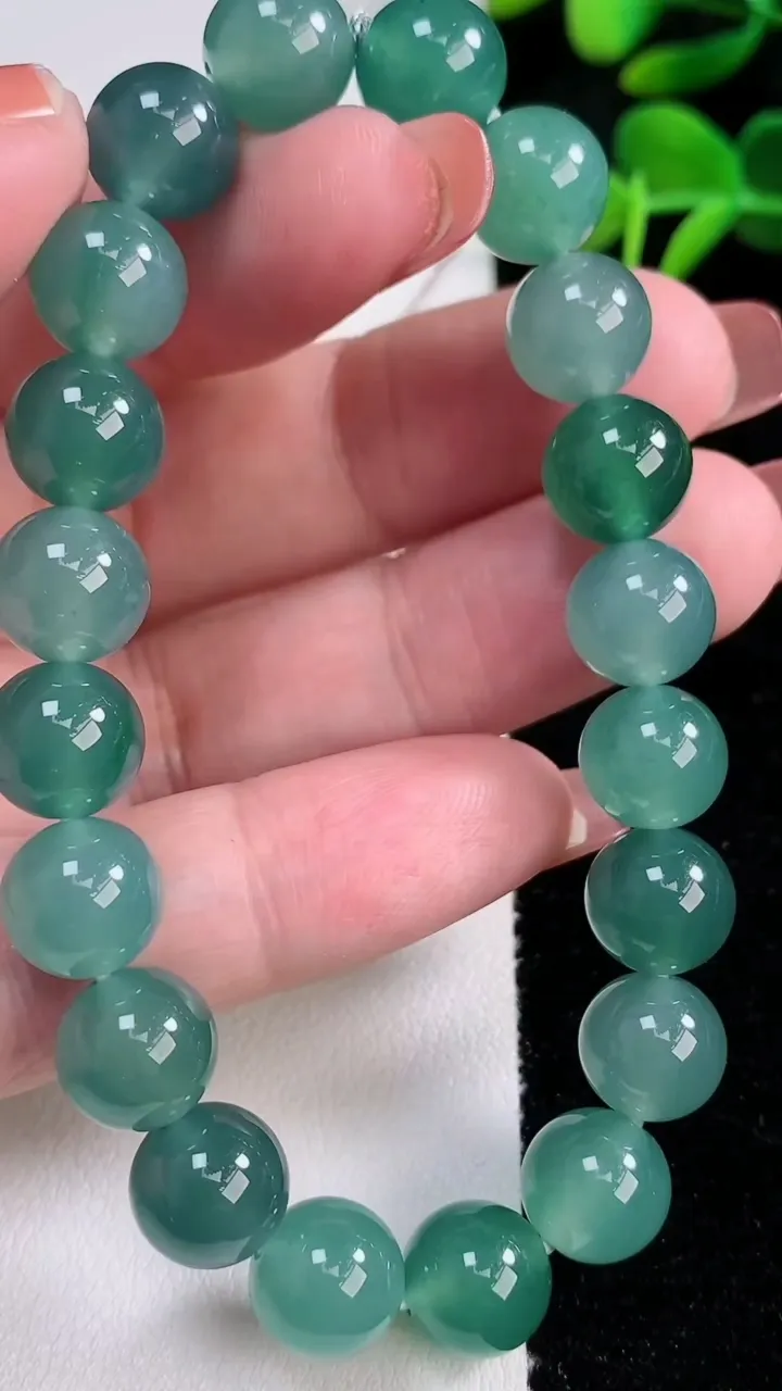 天然A货翡翠圆珠手串，尺寸9.8-20颗，重量:32.81g12月17日
工厂直销收藏佳品,种好水足，色泽均匀，有种有色，上手高大气！