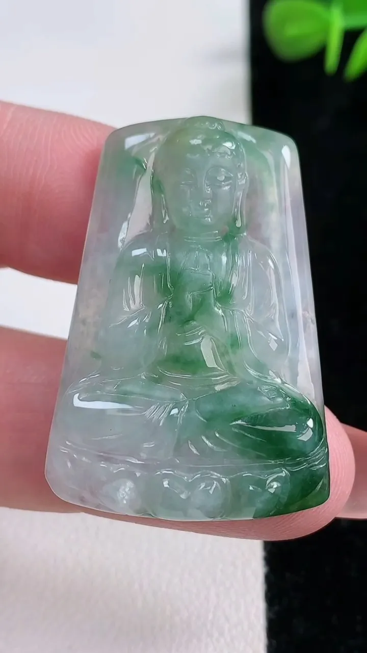 天然A货翡翠阿弥陀佛吊坠，尺寸37.8-26.4-4.6，重量:8.86g
12月17日
