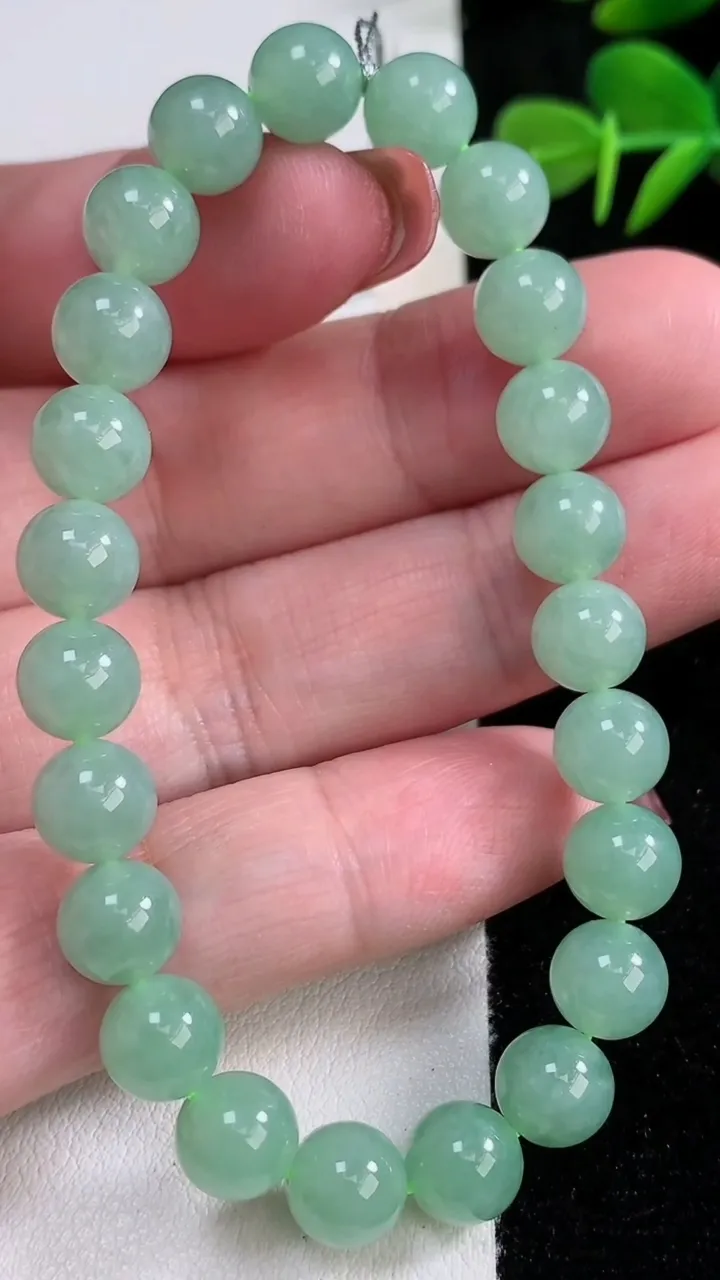 天然A货翡翠圆珠手串，尺寸7.8-23颗，重量:20.11g12月17日
工厂直销收藏佳品,种好水足，色泽均匀，有种有色，上手高大气！