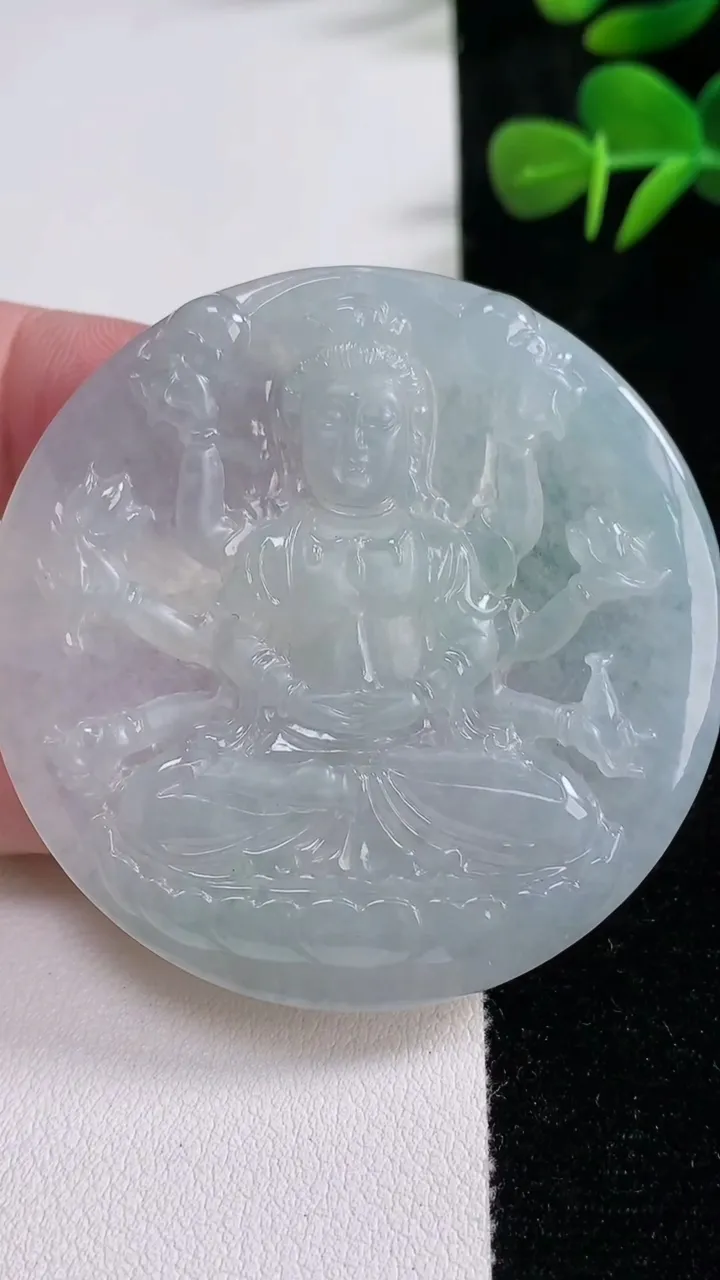 天然A货翡翠千手观音吊坠，尺寸53.8-6.1，重量:35.57g
12月17日