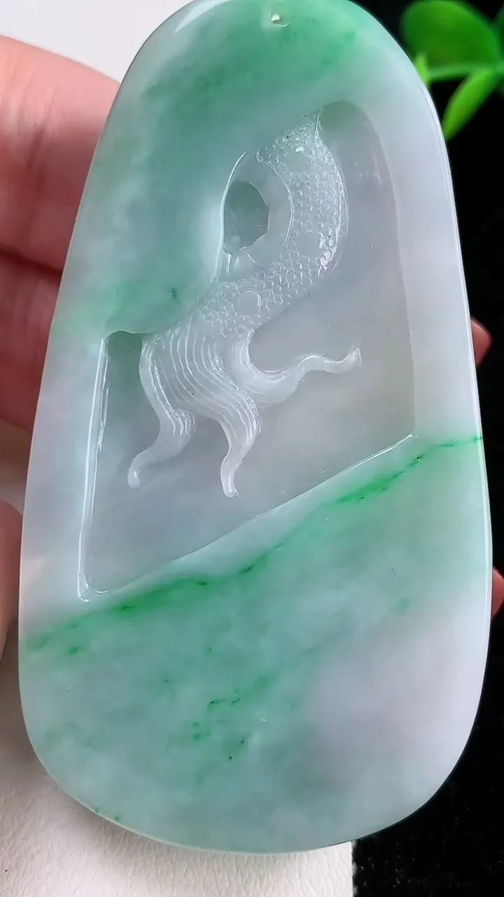 天然A货翡翠龙牌吊坠，尺寸73.5-44-15，重:77.16g
12月17日