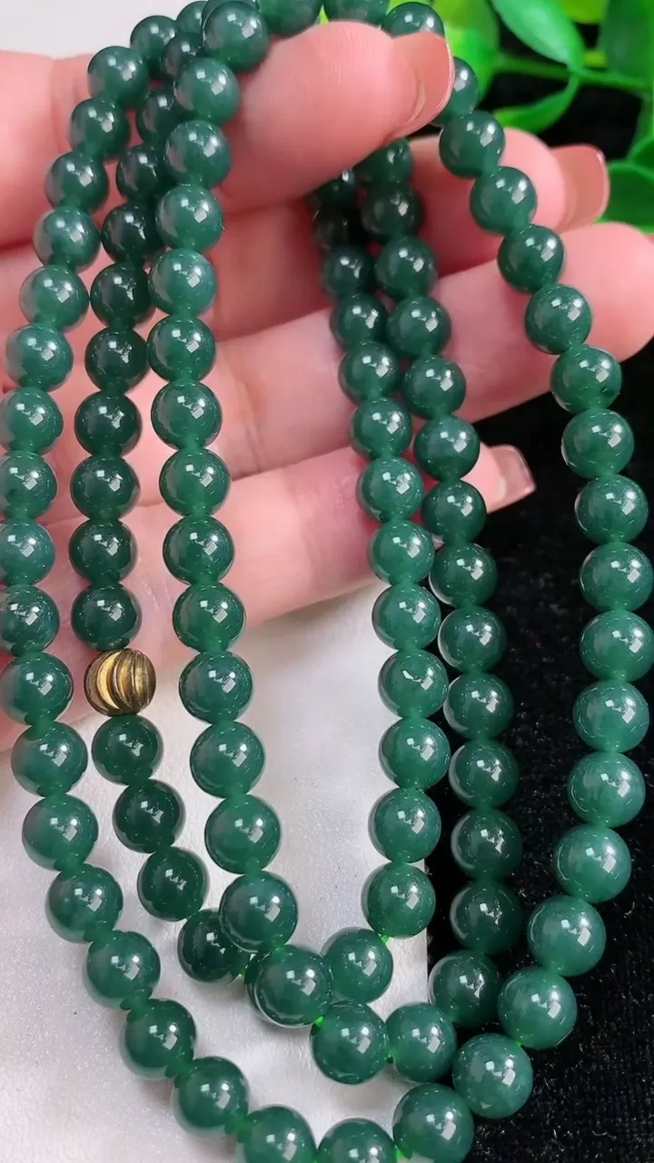 天然A货翡翠圆珠项链，尺寸6.8-108颗，重:57.46g
12月17日