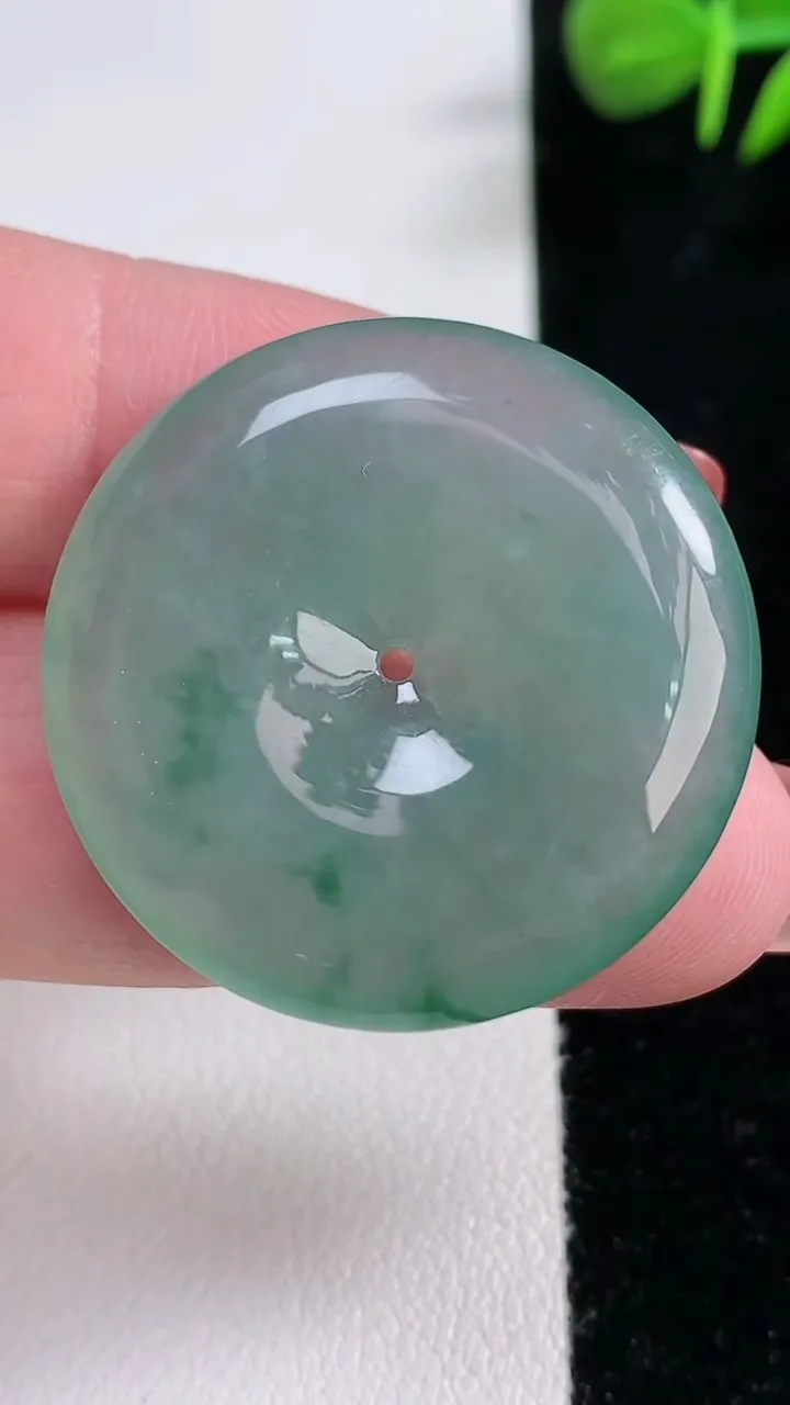 天然A货翡翠冰种飘花平安扣吊坠，尺寸31.6-5.7，重量:12.07g
12月17日