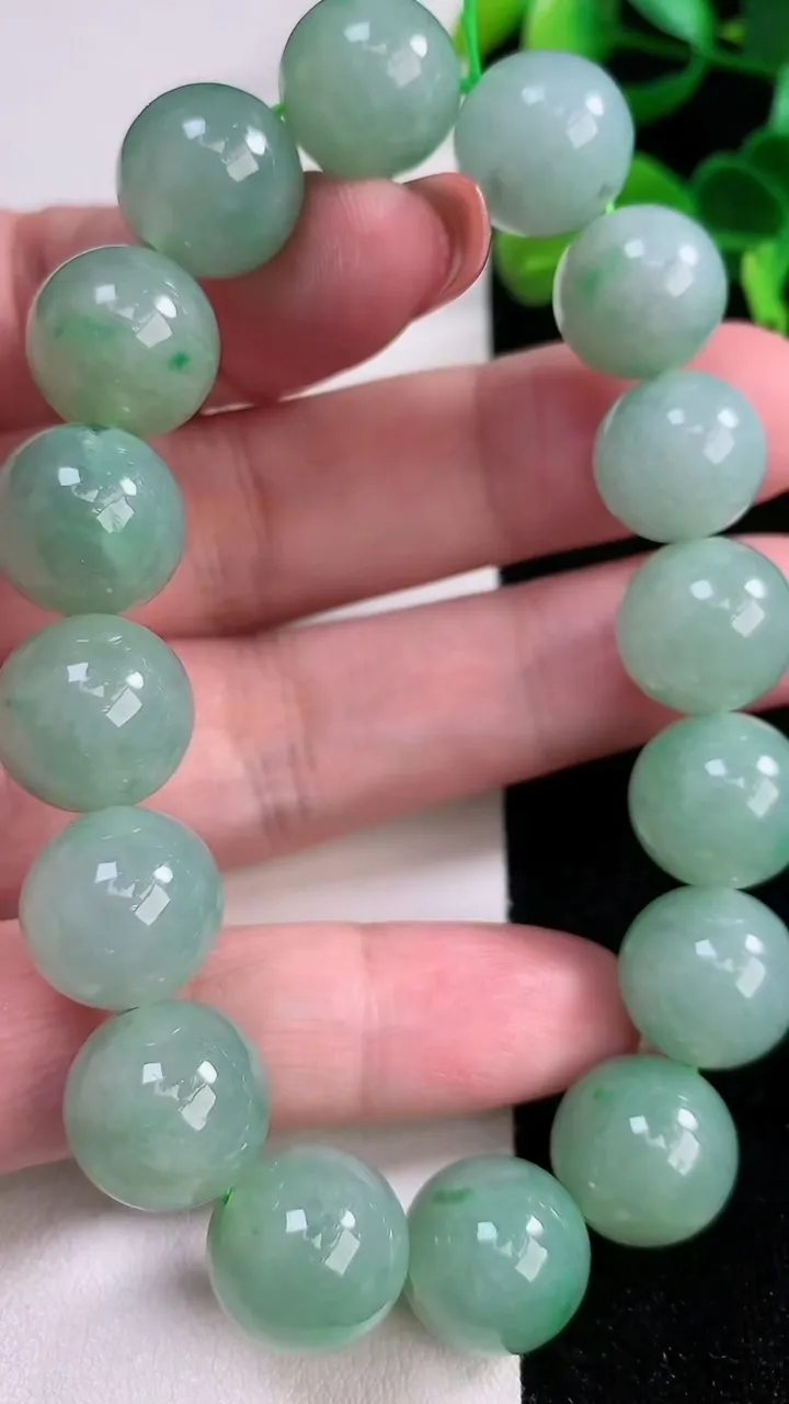 天然A货翡翠圆珠手串，尺寸13.5，重:65.00g12月17日
工厂直销收藏佳品,种好水足，色泽均匀，有种有色，上手高大气！