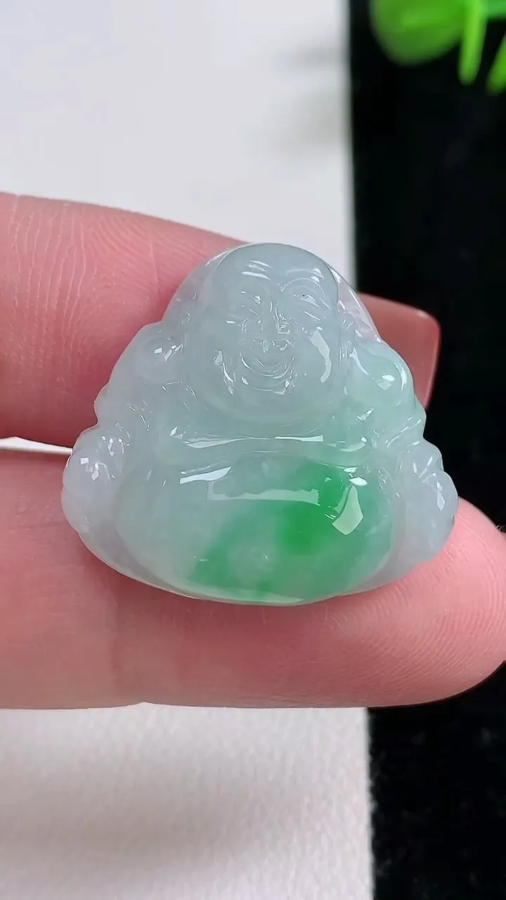 天然A货翡翠佛公吊坠，尺寸23.3-25.4-7.1，重量:7.85g
12月17日