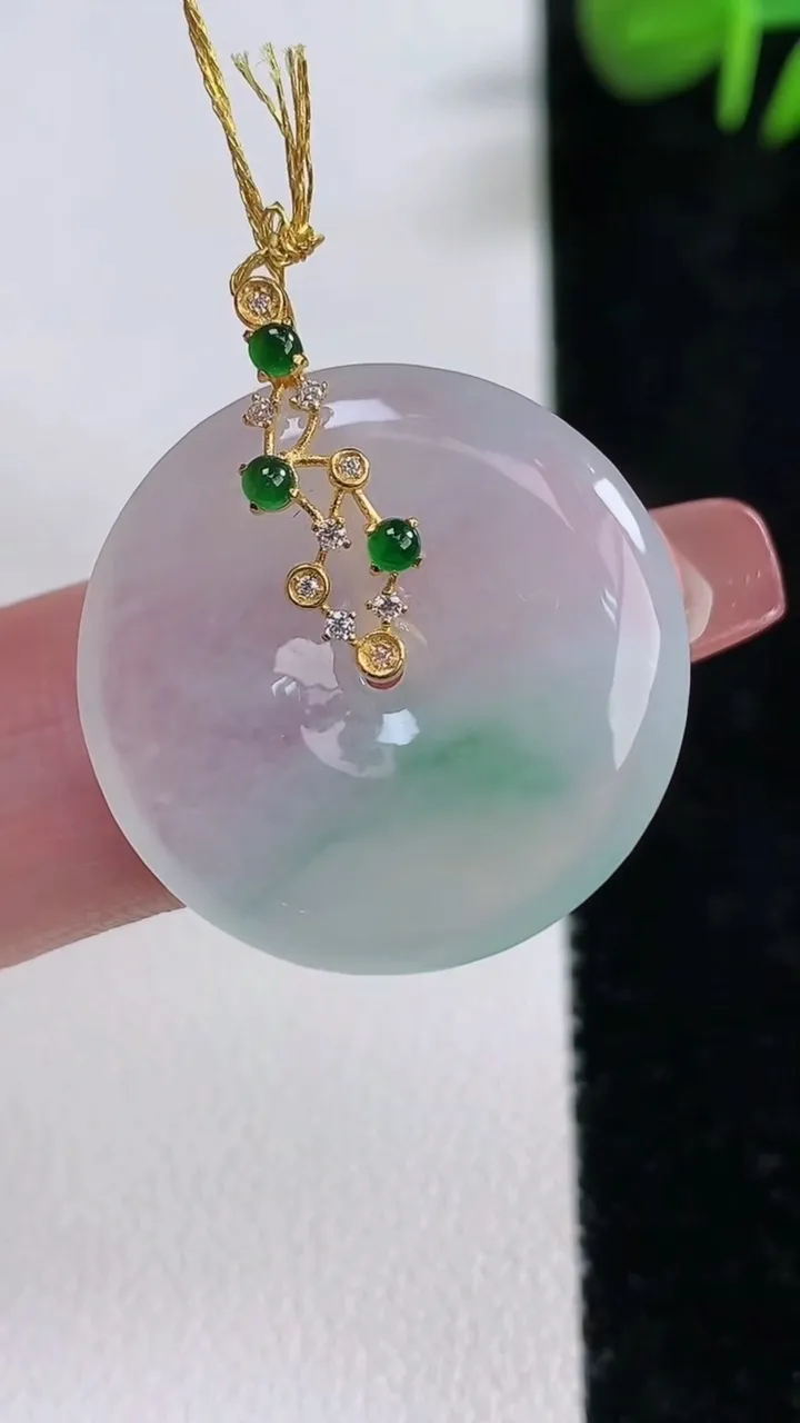 天然A货翡翠平安扣吊坠，尺寸24-4，重量:5.06g
12月17日