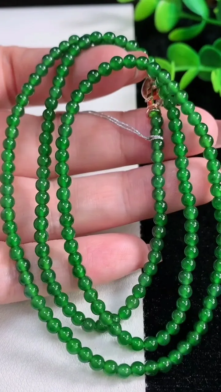 天然A货翡翠小米珠项链，尺寸3.8-120颗，重量:17.04g12月17日
工厂直销收藏佳品,种好水足，色泽均匀，有种有色，上手高大气！