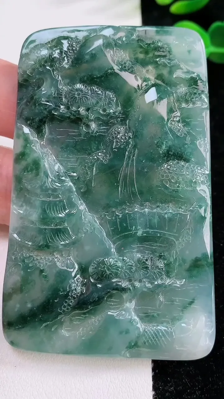 天然A货翡翠吊坠，尺寸77.8-49-7重:71.03g
12月17日