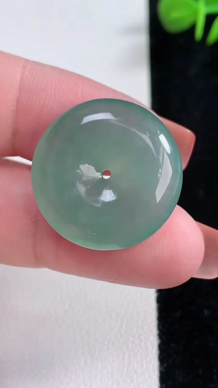 天然A货翡翠平安扣吊坠，尺寸24-5.5，重量:6.58g
12月17日