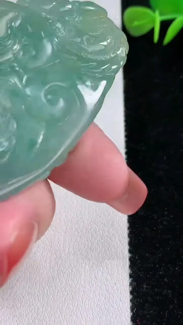 天然A货翡翠龙牌吊坠，尺寸61-42-13，重:61.30g
12月17日