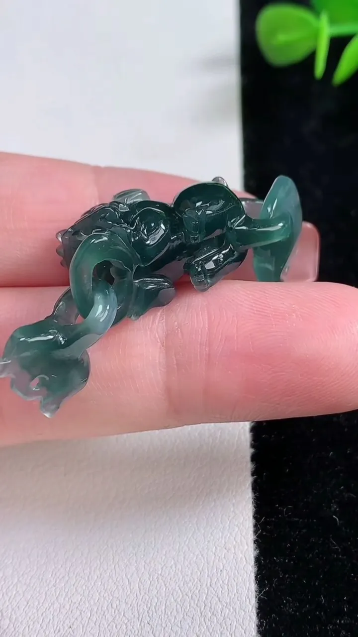 天然A货翡翠貔貅吊坠，尺寸37.8-11.3-13.6，重量:7.80g
12月17日