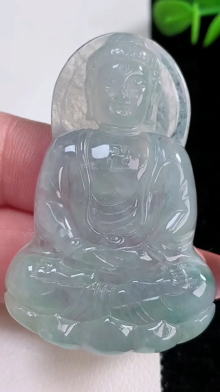 天然A货翡翠冰种飘花观音菩萨吊坠，尺寸55-35-6，重:19.55g
12月17日