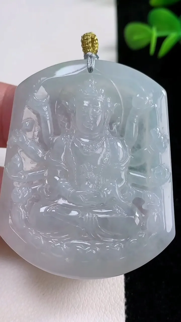 天然A货翡翠千手观音吊坠，尺寸52.3-42-5.5，重量:29.06g
12月17日