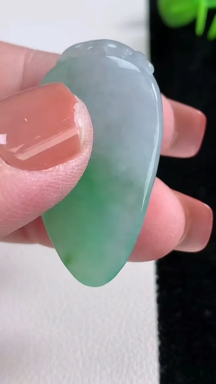 天然A货翡翠福瓜吊坠，尺寸37.7-21-6.5，重量:10.51g
12月17日