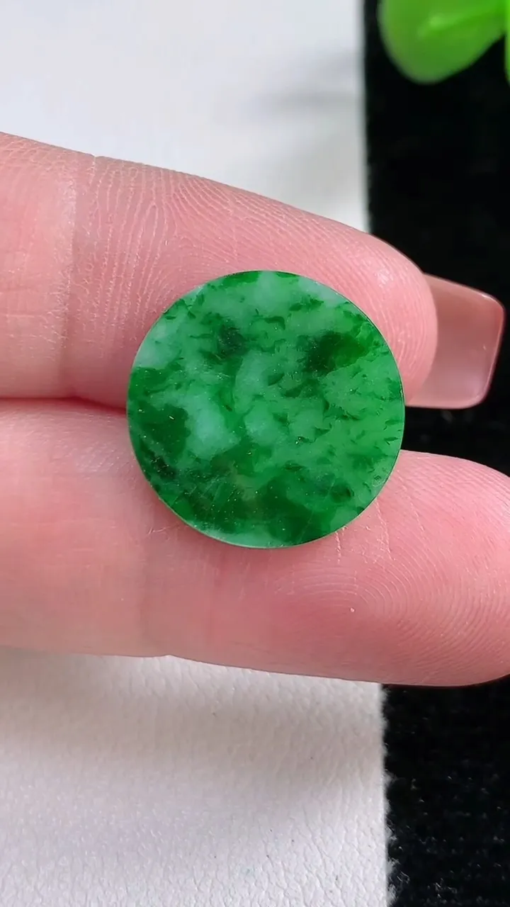 天然A货翡翠无事牌镶嵌件，尺寸18-1.8，重:1.26g
12月17日