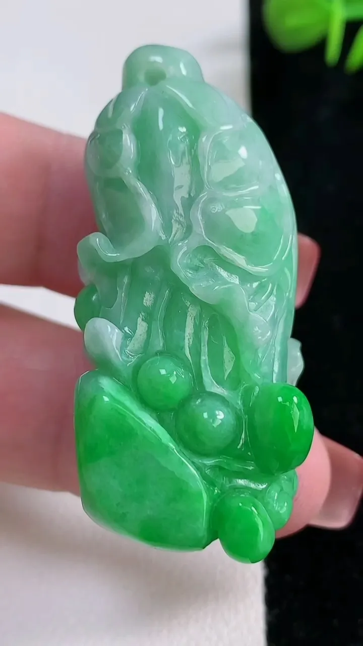 天然A货翡翠白菜吊坠，尺寸44.8-21.2-17.2，重量:30.49g
12月17日