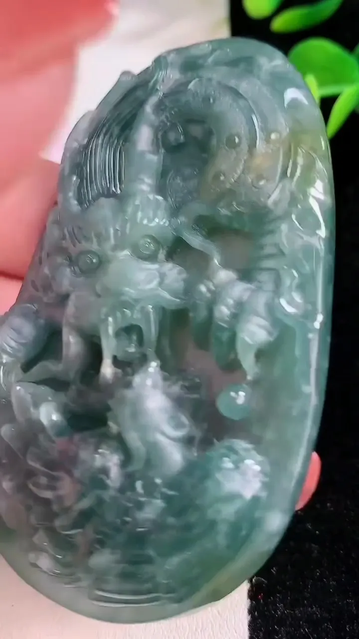 天然A货翡翠龙牌吊坠，尺寸75-48-12，重:68.50g
12月17日
