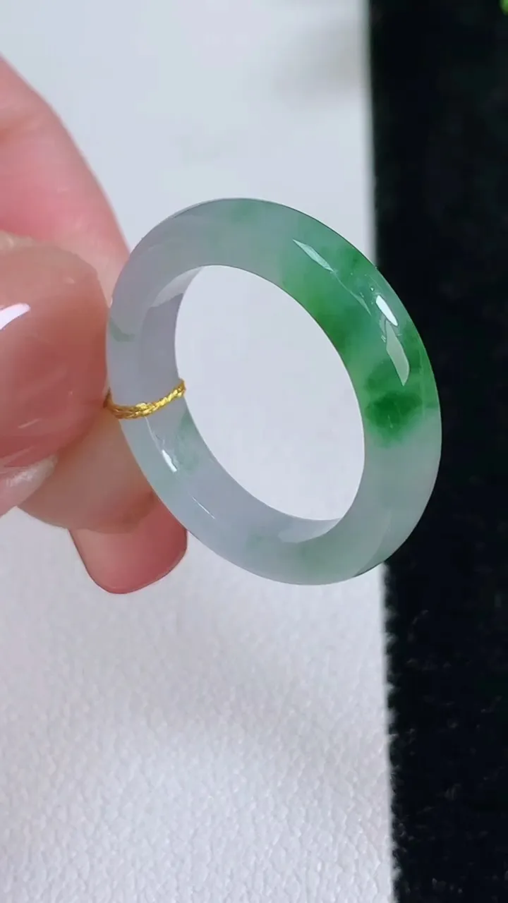 天然A货翡翠指环戒指，尺寸17.3-4.4-3.3，重量:2.88g2025年12月17日
工厂直销