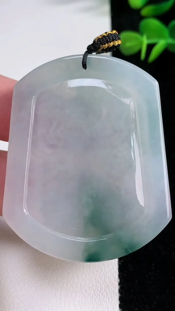 天然A货翡翠冰种飘花千手观音吊坠，尺寸52.8-43.7-4.6，重量:27.35g
12月17日