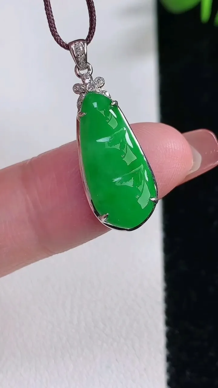 天然A货翡翠福豆吊坠，尺寸26.5-9.6-4，重:1.68g
12月17日