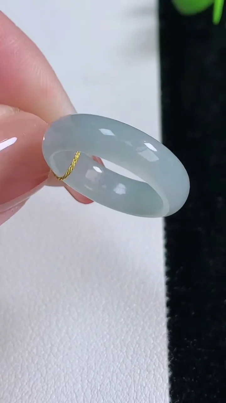 天然A货翡翠冰种飘花指环戒指，尺寸16.4-5.5-3.2，重量:3.23g2025年12月17日
工厂直销收藏佳品,种好水足，色泽均匀，有种有色，上手高大气！