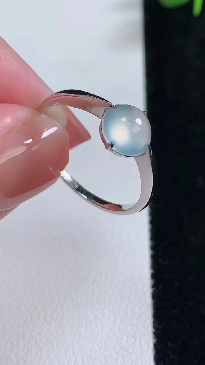 天然A货翡翠种白冰蛋面戒指，尺寸20.2-7.6-4.7，重量:1.80g2025年12月17日
工厂直销收藏佳品,种好水足，色泽均匀，有种有色，上手高大气！